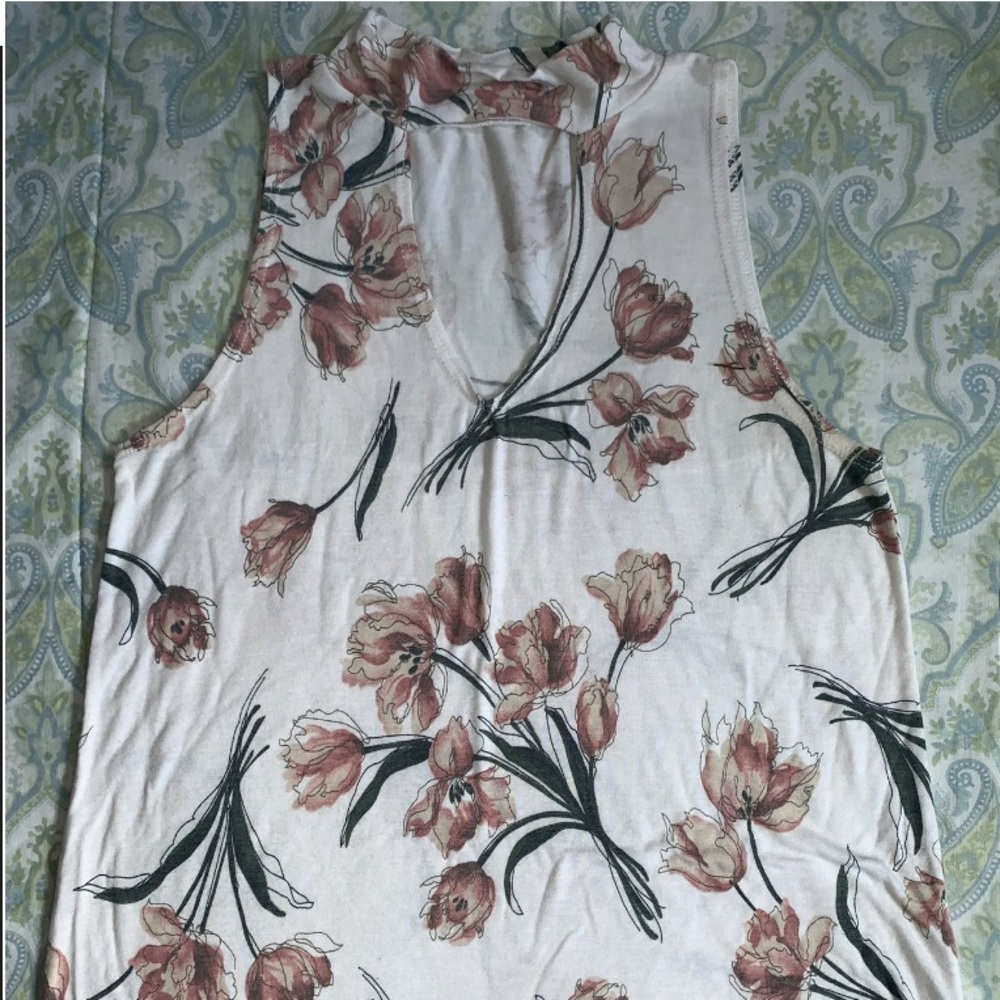 CUT OUT FLORAL SLEEVELESS SHIRT